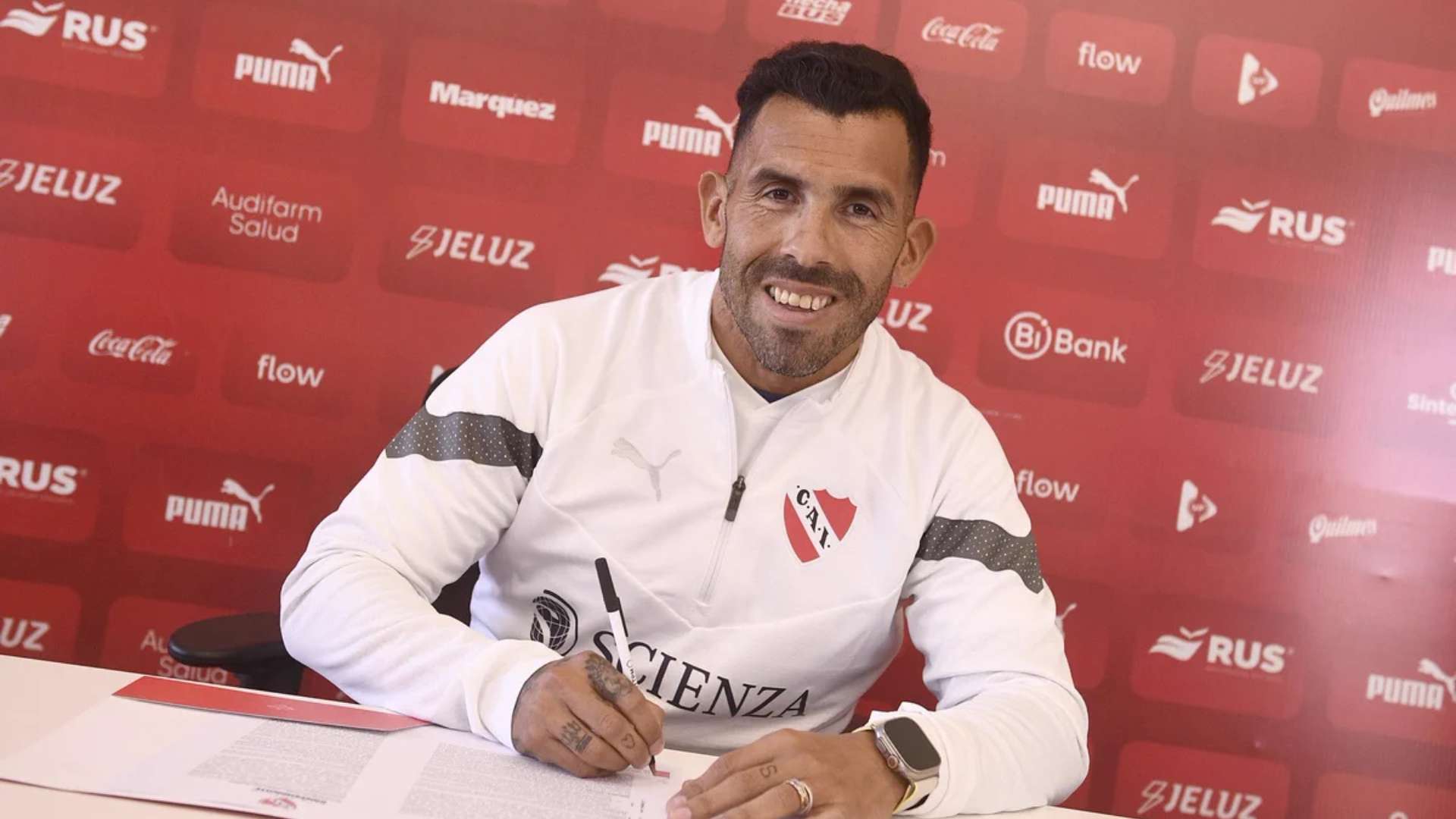 Carlos Tevez firma entrenador 22082023