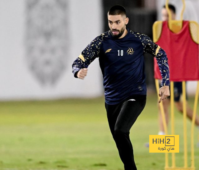 سقط ميتًا في منتصف الملعب .. وفاة لاعب منتخب غانا! | 