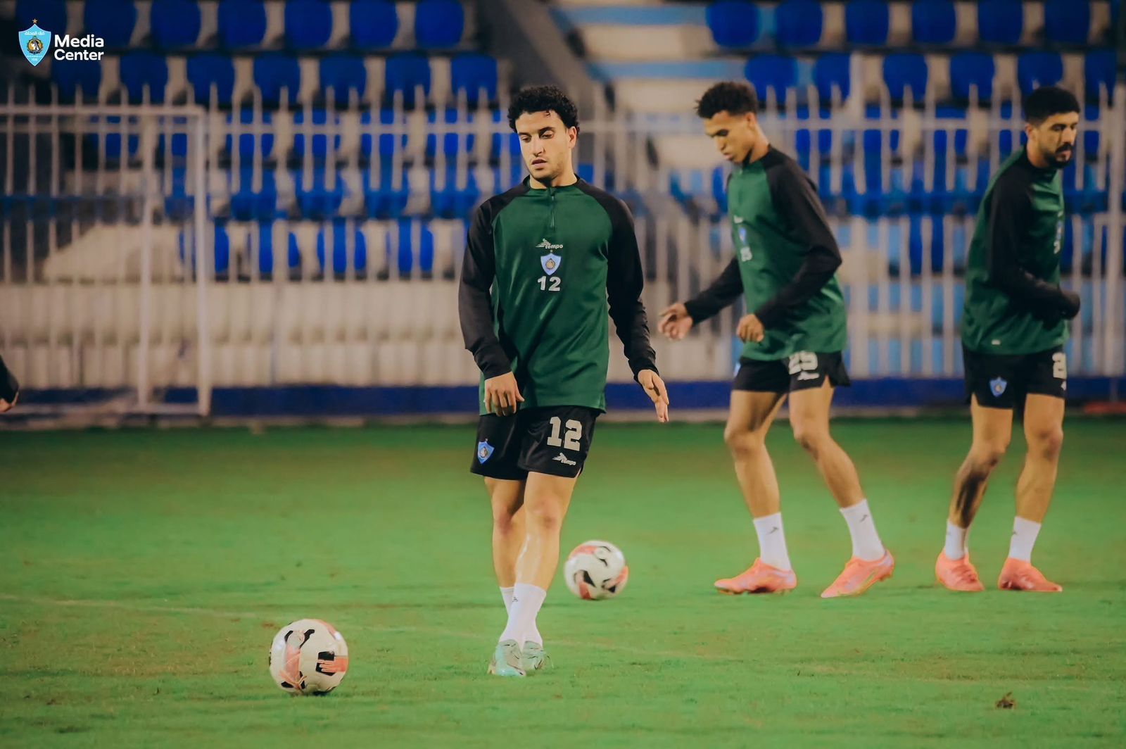 آينتراخت يتقدم على مونشنجلادباخ 1-0 بمشاركة عمر مرموش فى الشوط الأول 