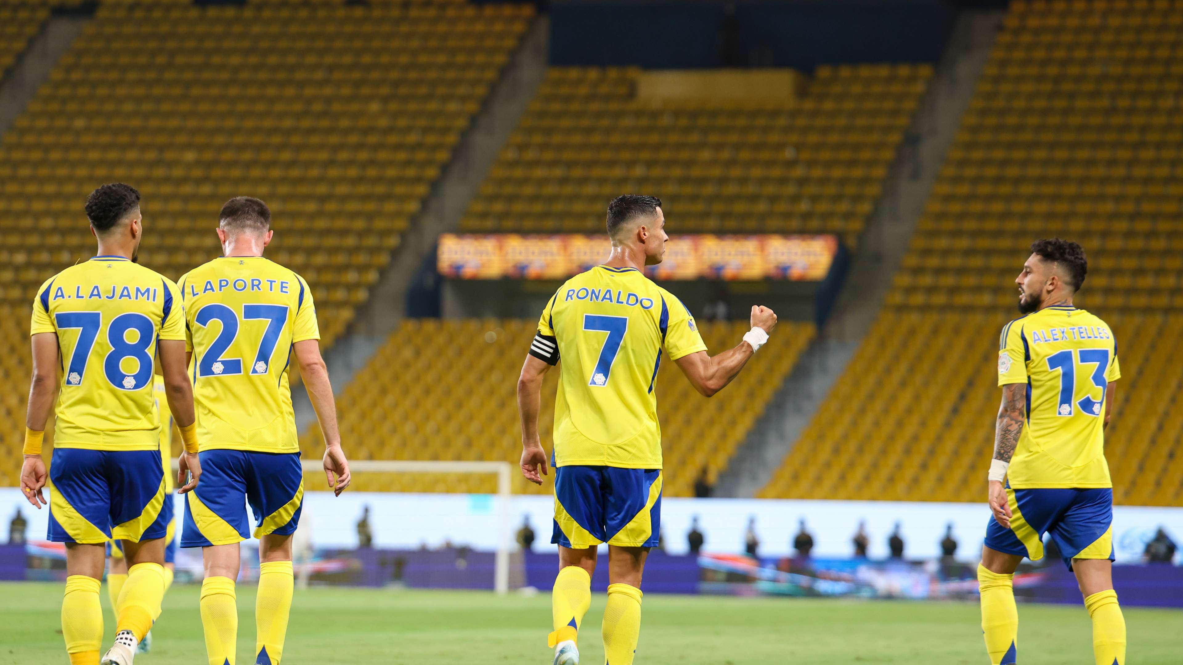 الهلال يظهر بالقميص الأساسي أمام النصر 