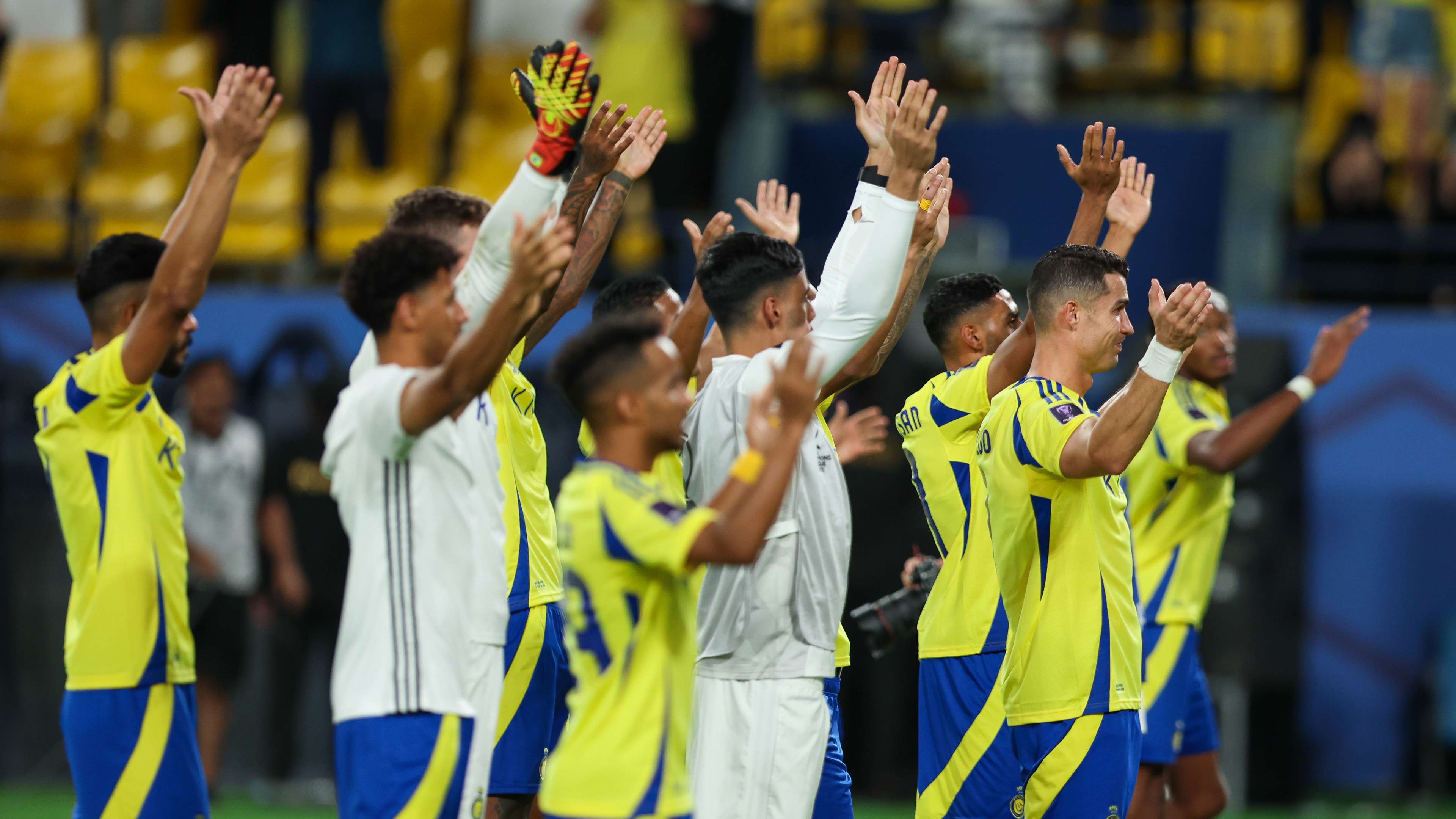 "لهذا السبب وزنك زائد" .. لاعب الهلال يوافق على تناول الشاورما في الفطار مع مشجع! | 