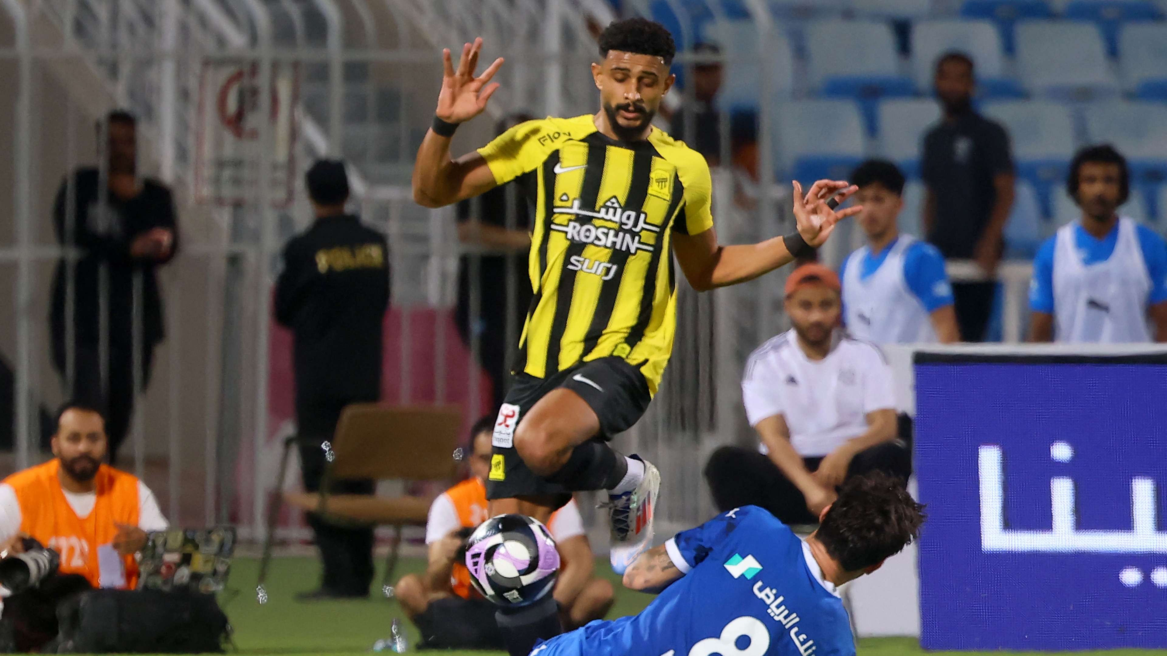 أسطورة الهلال يثير غضب جماهير الاتحاد.. والمريسل يطالبه بالاعتذار وحذف التغريدة! | 