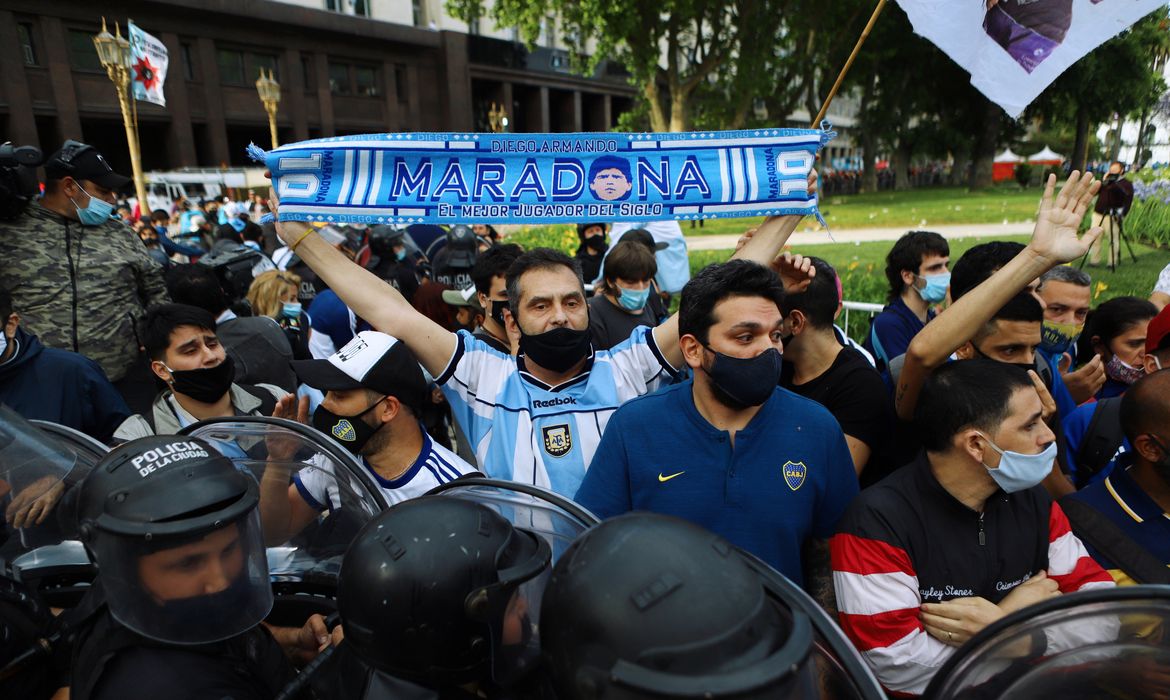 فيروس الفيفا الشؤم على نادي برشلونة! 