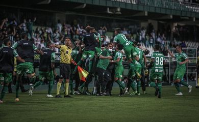 رغم كشفه للتسيب والرعونة أمام نساجي .. سلمان الفرج القائد الذي قد يضيع نفسه في الهلال! | 