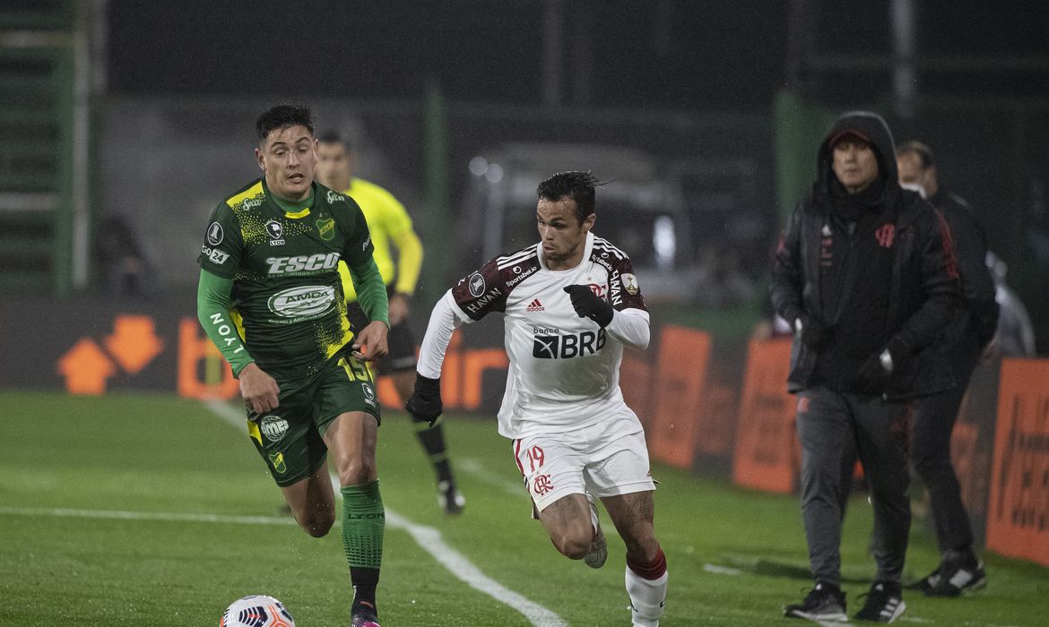 نيفيز رجل الشوط الأول في مواجهة الهلال والجبلين 