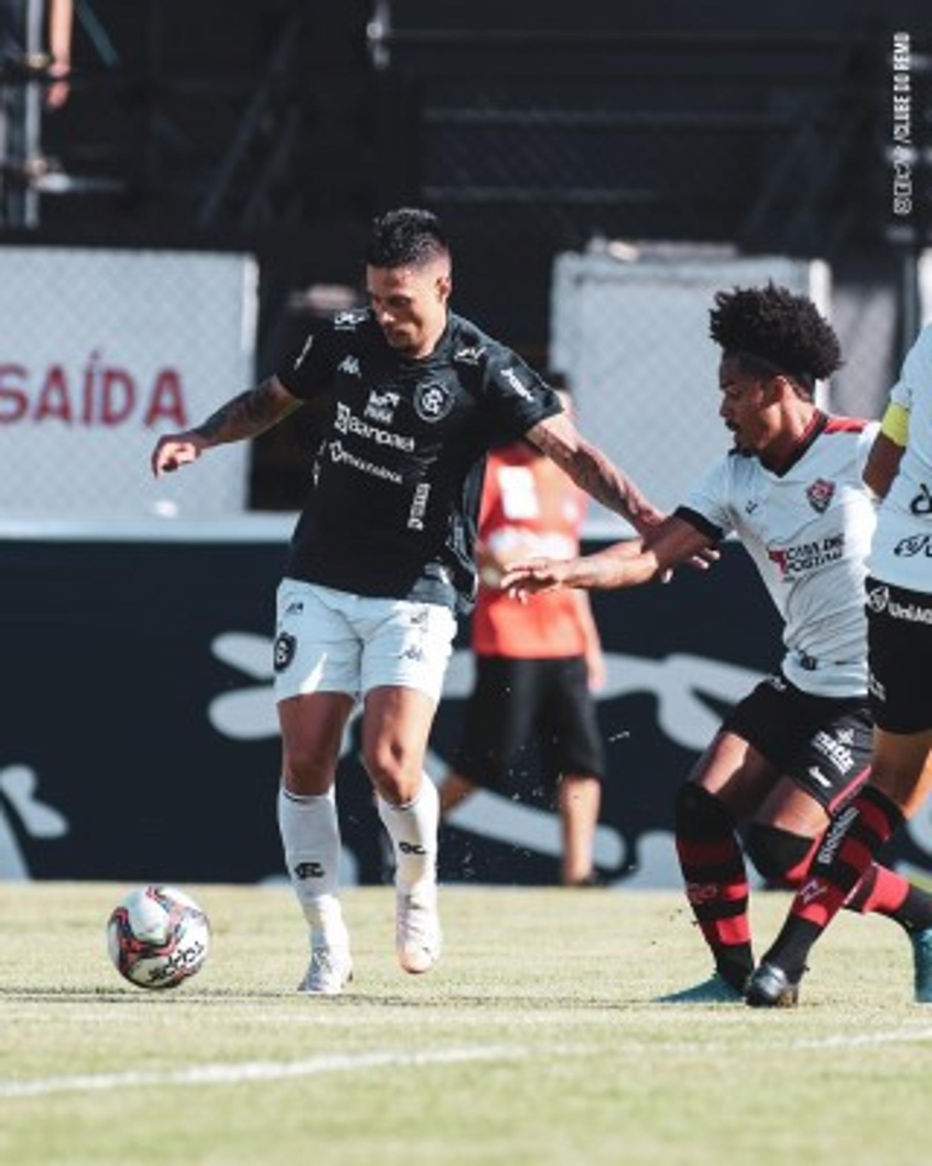 محمد شريف احتياطيا فى تشكيل الخليج ضد الاتفاق فى الدوري السعودي 