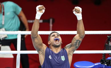 لاعب أهلي جدة يشارك فى السوبر السعودي مرتديا القناع 