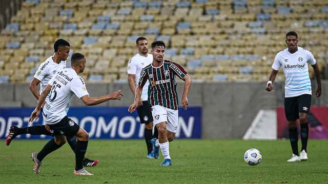 جاهزية غرفة خلع الملابس قبل مباراة باريس سان جيرمان ومارسيليا في الدوري 