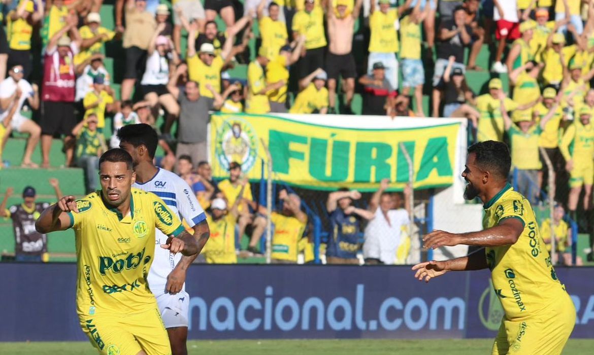 أجانب النصر أمام ضمك في دوري روشن 