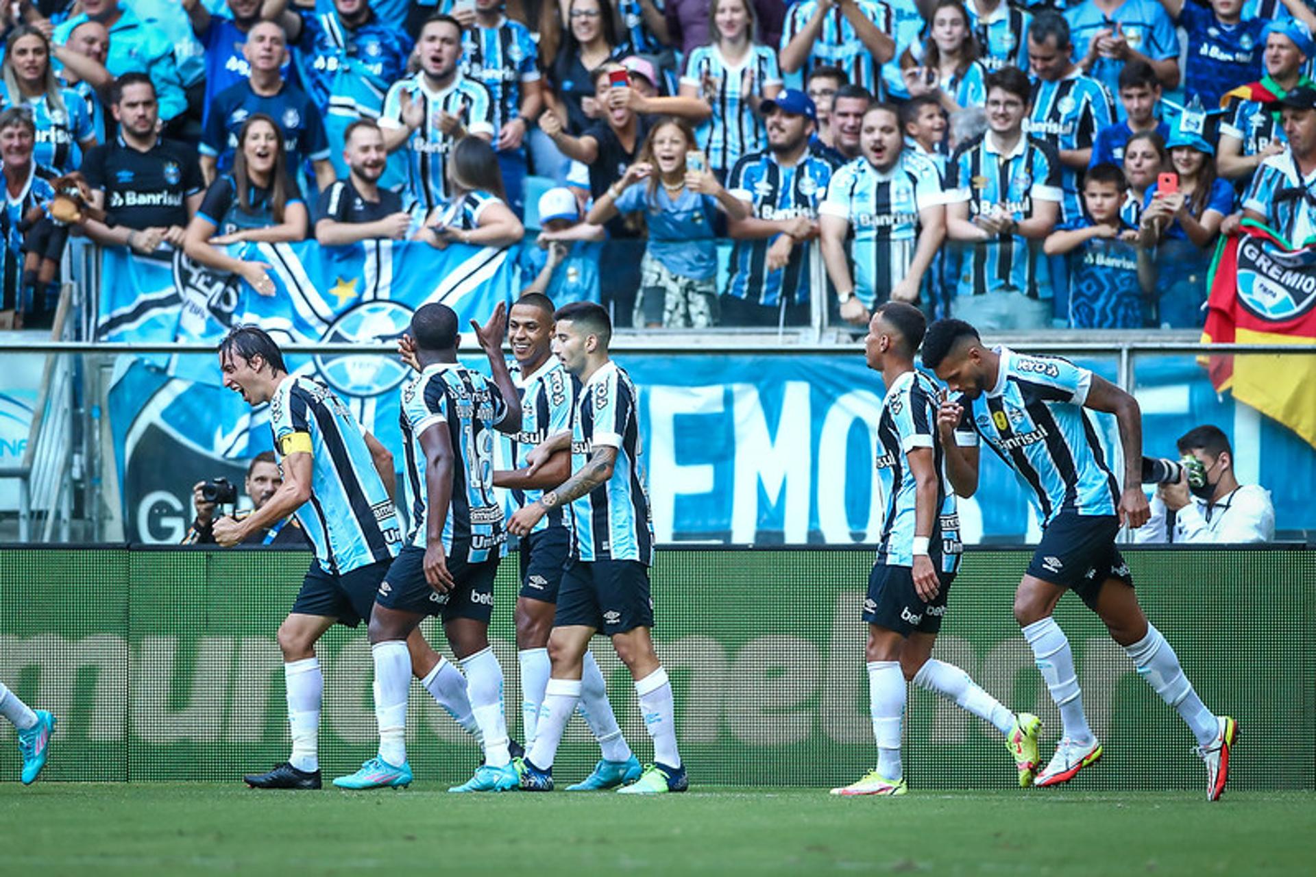 النصر أم بديل محمد صلاح في الاتحاد؟ .. موهبة برشلونة يرد على العرض السعودي | 