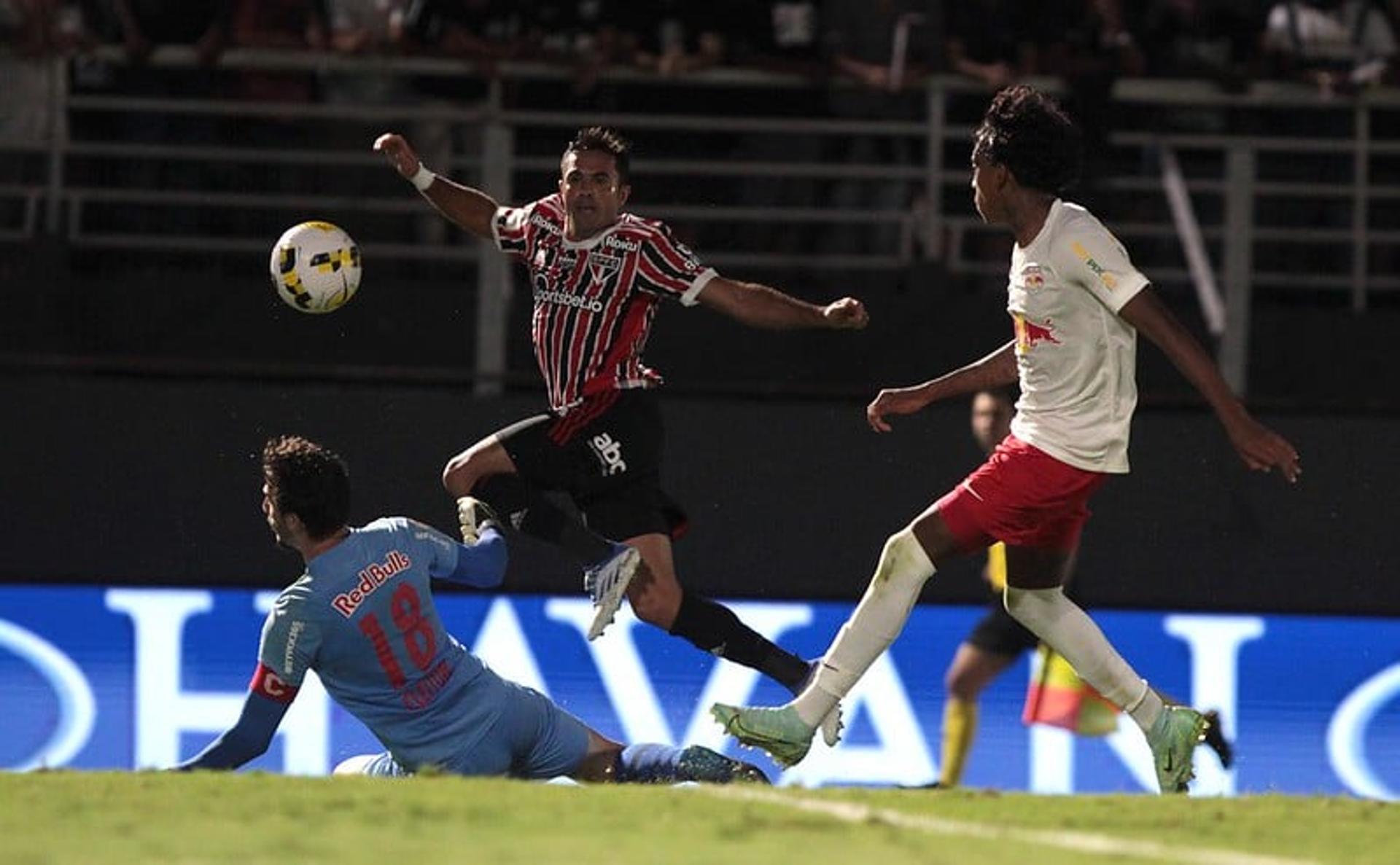 سعود عبدالحميد يغيب عن مباراة الهلال أمام الشباب لهذا السبب 