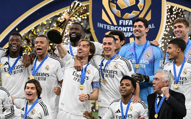 وكيل أعمال ألفونسو ديفيز يُكذب ماركا: وكيلي لم يتفق مع ريال مدريد - Scores 