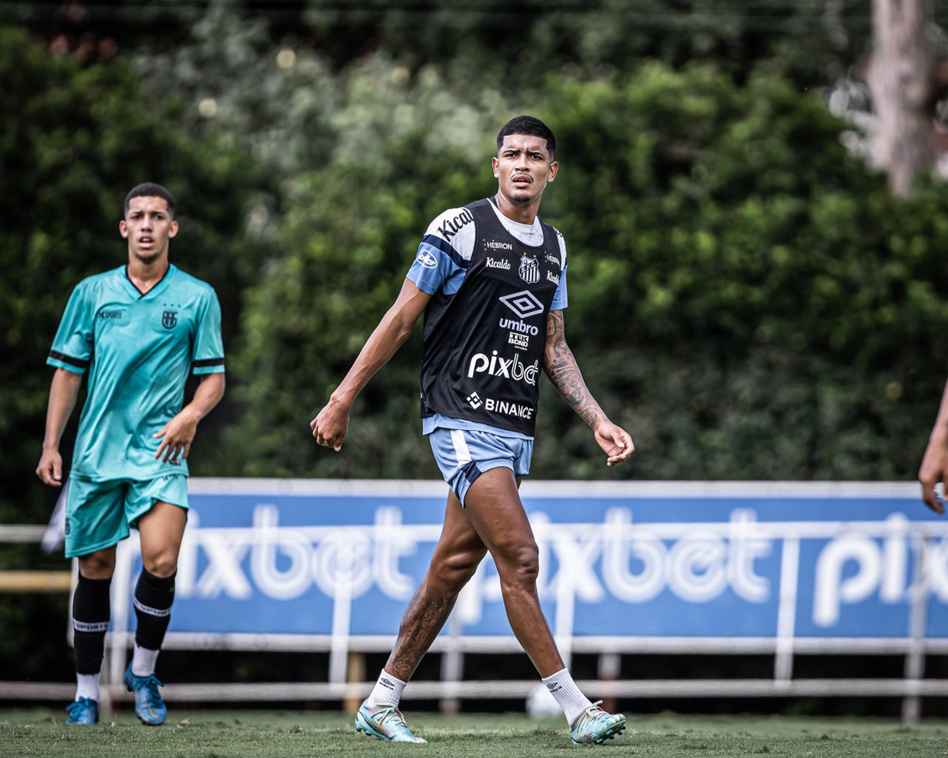 الهلال يهزم الفتح بثنائية ويواصل صدارة الدوري السعودي 