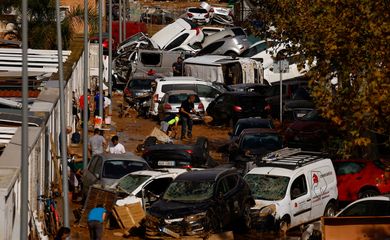 بيان رسمي .. إشبيلية يطالب بالتحقيق في قضية برشلونة و التحكيم 