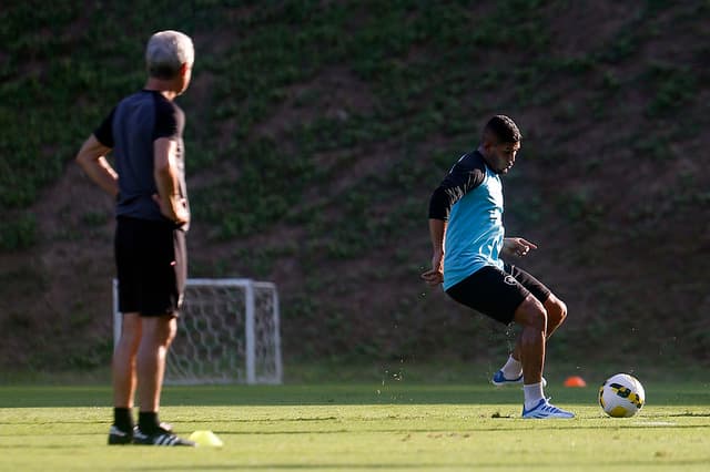 قبلة وتجاهل مع غضب وصداقة .. تجربة الاتحاد كفيلة لتبرئة عبدالرزاق حمدالله من اتهامات النصر وجماهيره! | 