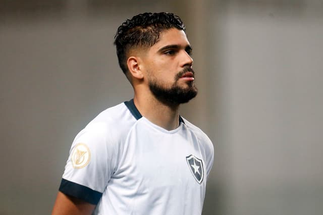 ما القنوات الناقلة لمباراة الأهلي والهلال في دوري روشن السعودي 2024-2025؟ وكيف تشاهدها عبر الإنترنت؟ | 