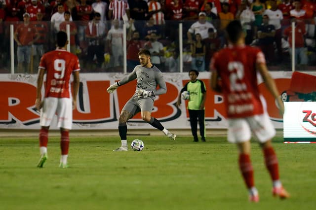 فيديو : استفزاز البليهي حدث من حارس النصر في لقاء سابق 