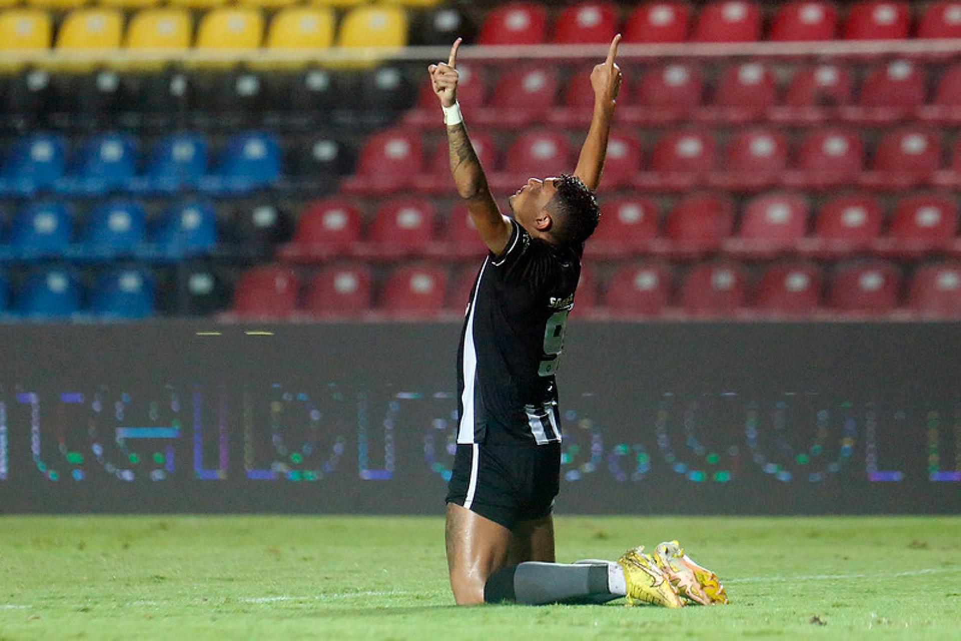 مدرب الرجاء يُدافع عن رحيمي بعد إهداره ركلة جزاء في الكلاسيكو - Scores 