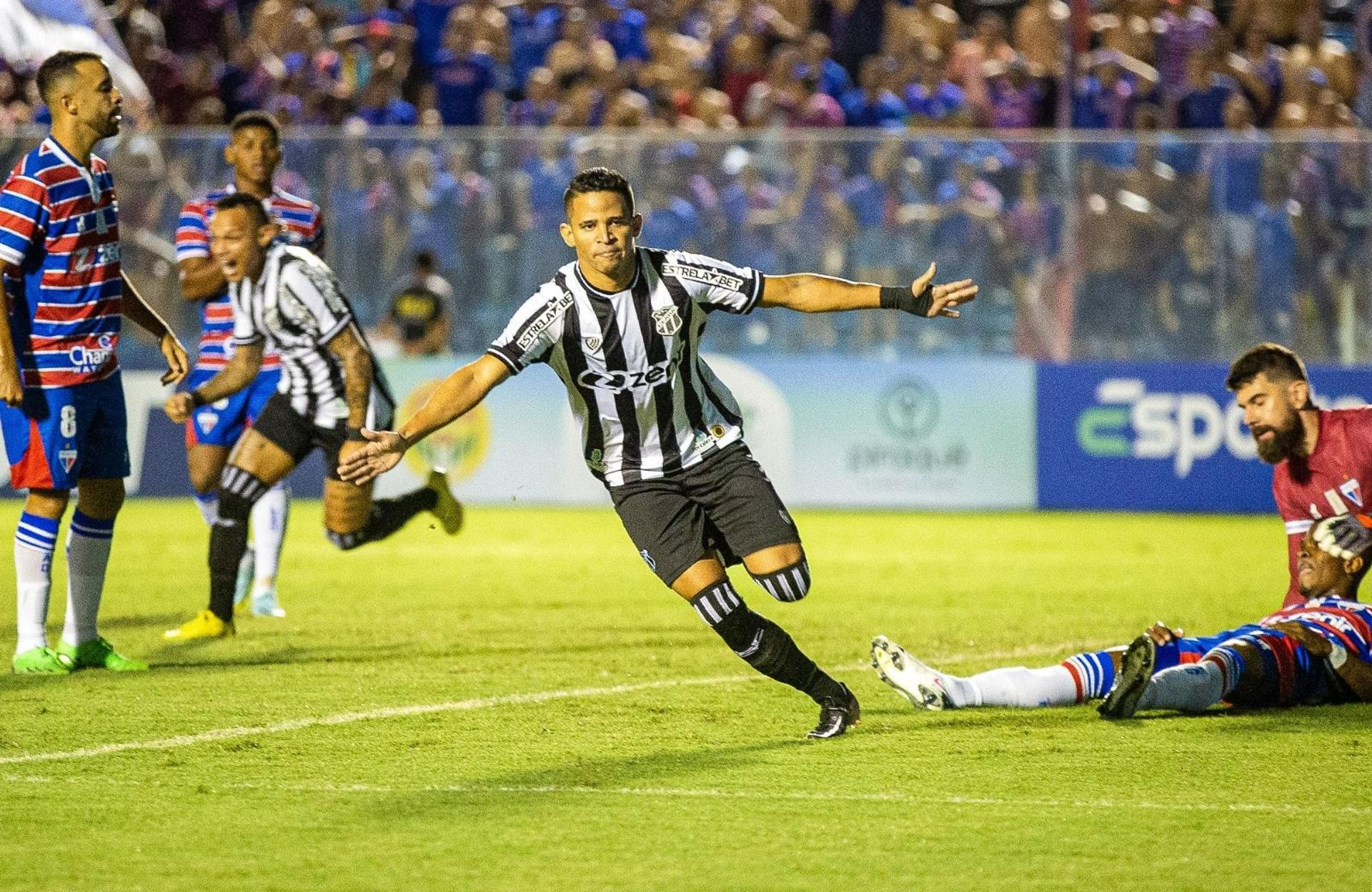 ما القنوات الناقلة لمباراة الرياض والهلال في دوري روشن السعودي 2024-2025؟ وكيف تشاهدها عبر الإنترنت؟ | 