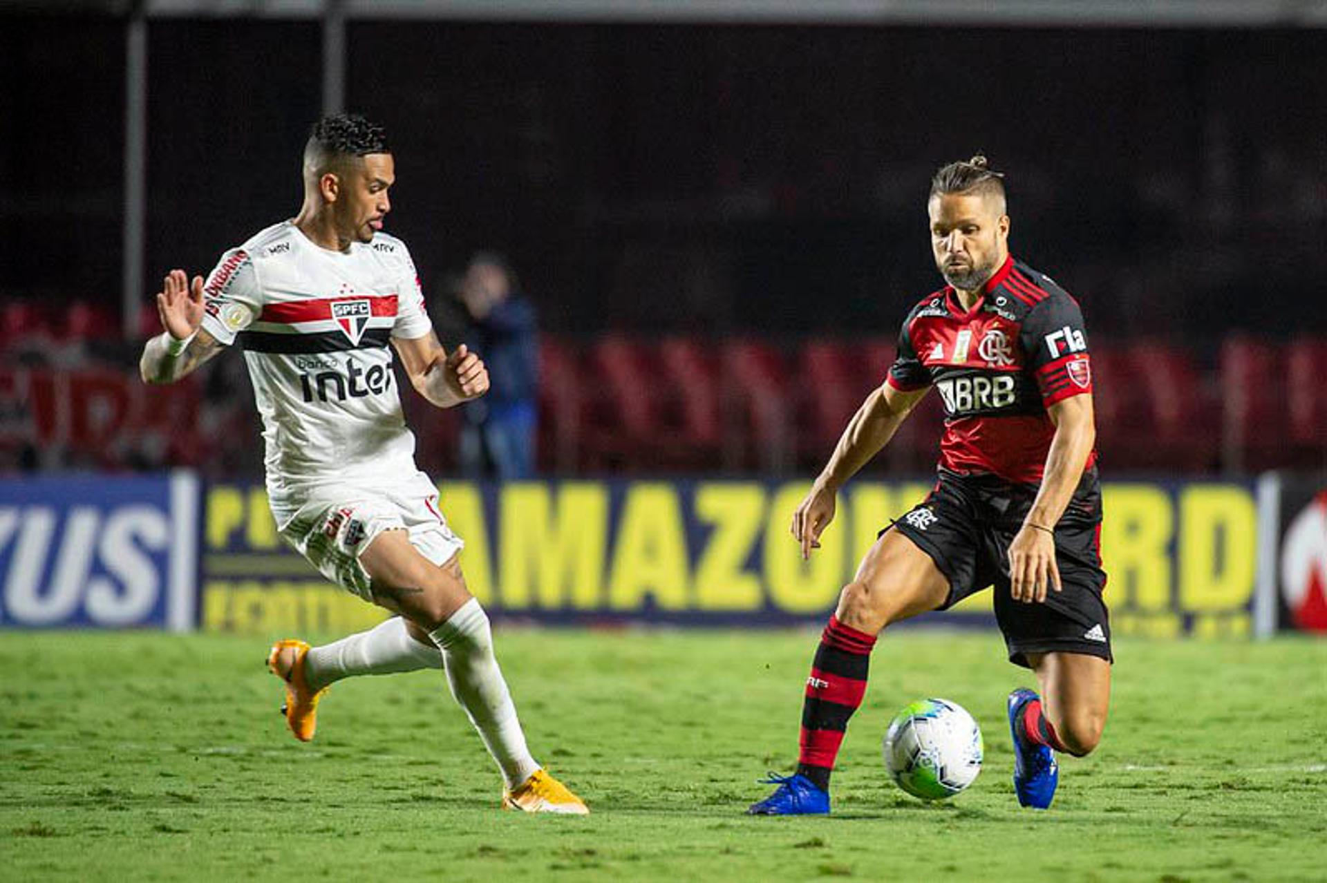 لاعب أهلي جدة يشارك فى السوبر السعودي مرتديا القناع 