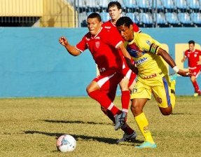 عين على ديوسبري هال في مباراة سيرفيت 