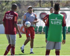 فيديو | اعتراضًا على ركلة جزاء الأهلي .. لاعبو الزمالك يهددون بالانسحاب من السوبر الإفريقي | 