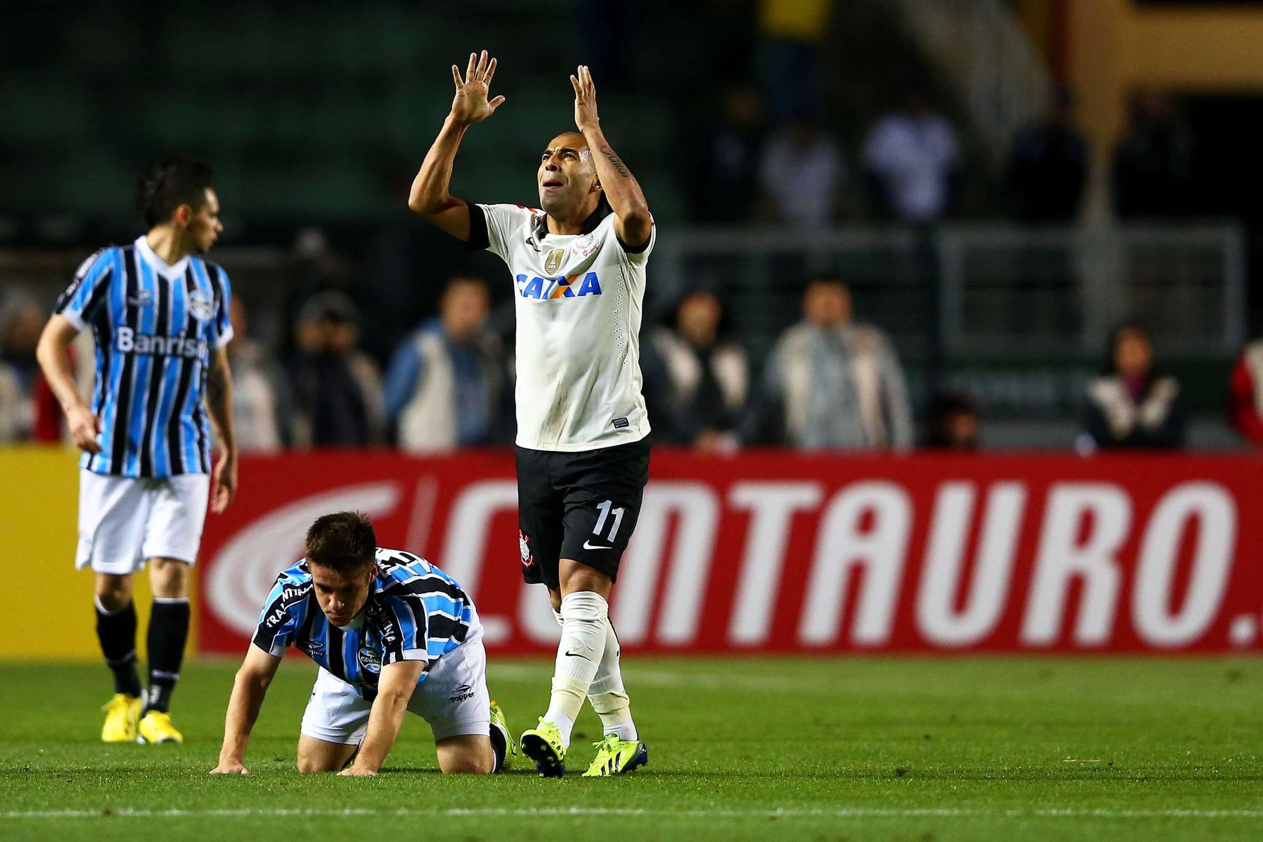 الهلال يصل ملعب الجوهرة لخوض الكلاسيكو 